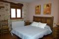 Dormitorio con cama de matrimonio, baño con bañera de hidromasaje, TV y DVD