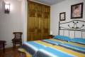 Dormitorio con camas individuales, con baño ducha de hidromasaje, TV y DVD.