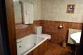 Cuarto de baño con bañera de hidromasaje