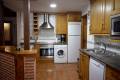 La cocina, abierta al salón, está equipada